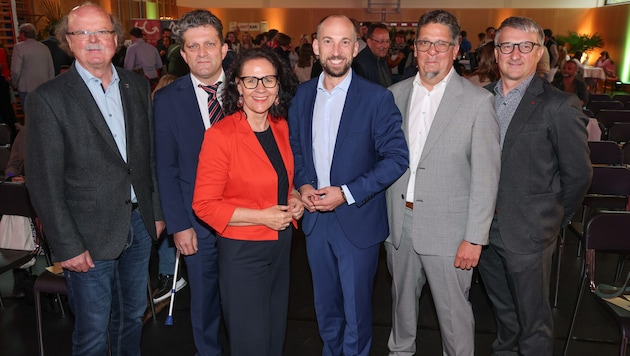 v.l. Der frühere Direktor Johann Wiesinger, Anton Lettner (Bildungsdirektion), Landesrätin Daniela Gutschi, Bürgermeister David Egger, Schuldirektor Christoph Rosenstatter und Elternvereinsobmann Markus Walcher.