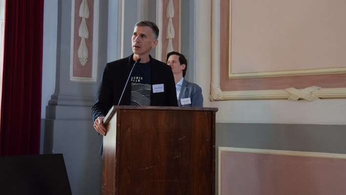 Florian Traussnig, geb. 1979 in Klagenfurt, ist Post-Doc am Ludwig Boltzmann Institut für Kriegsfolgenforschung sowie Bildungsreferent beim Bildungsforum bei den Minoriten der Katholischen Kirche Steiermark.