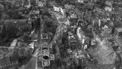 Eine Luftaufnahme des zerstörten Aachen vom 24. Oktober 1944. Hitler bestand besonders darauf, ...