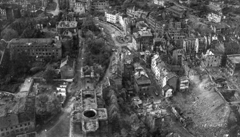 Eine Luftaufnahme des zerstörten Aachen vom 24. Oktober 1944. Hitler bestand besonders darauf, dass Aachen brutal verteidigt werden müsse, da die Stadt zu Deutschland gehörte und für die Geschichte des Landes von großer Bedeutung war. (Bild: National Archives)