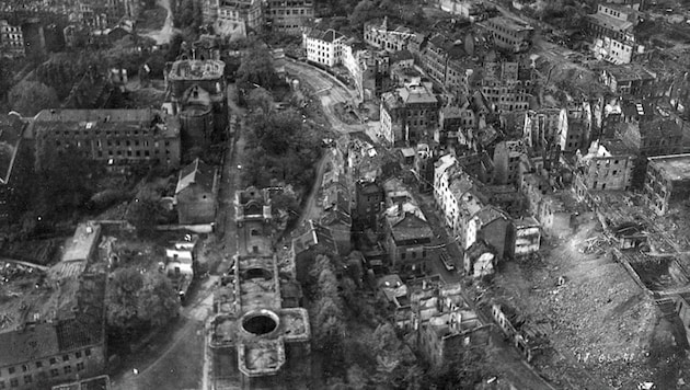 Eine Luftaufnahme des zerstörten Aachen vom 24. Oktober 1944. Hitler bestand besonders darauf, dass Aachen brutal verteidigt werden müsse, da die Stadt zu Deutschland gehörte und für die Geschichte des Landes von großer Bedeutung war. 
