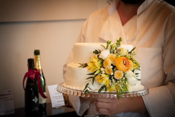 Prächtiger Mix aus Torte und Blumenarrangment