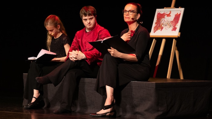 Julia Ribbeck (re.) inszenierte „Der kleine Prinz“ mit Tanz, Bildern und Sprache; Felix Röper (Mitte) brilliert als Darsteller. 