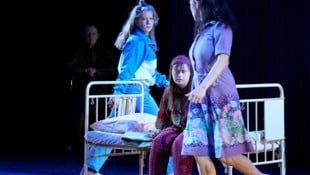 Agnes Zenz als Momo in der Inszenierung des Mezzanin Theaters Graz (Bild: Winkler Reinhard)