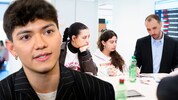 Die Schwestern zweier Hamas-Geiseln – das Foto zeigt ihren Besuch bei der „Krone“ im April – ...
