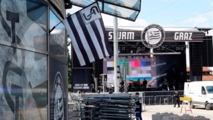 Sturm baut rund um die Merkur Arena um und eine Bühne auf.