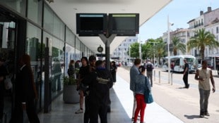 Der Festivalpalast in Cannes blieb verschont – eine Filmvorführung in einem Kino außerhalb des Veranstaltungsorts konnte jedoch nicht stattfinden. (Bild: AFP/SAMEER AL-DOUMY)