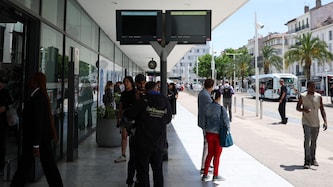 Der Festivalpalast in Cannes blieb verschont – eine Filmvorführung in einem Kino außerhalb des Veranstaltungsorts konnte jedoch nicht stattfinden. (Bild: AFP/SAMEER AL-DOUMY)
