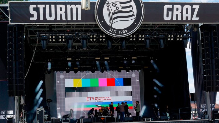 Auf der Bühne wurde gewerkt, seit 13.30 gibt‘s Programm.
