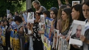 Menschen halten Porträts ihrer vermissten oder gefangenen Verwandten und Freunde in den Händen, während sie in der Region Tschernihiw auf die Ankunft freigelassener ukrainischer Kriegsgefangener warten. (Bild: AFP/GENYA SAVILOV)
