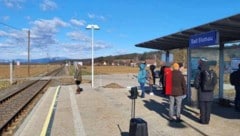 So wie hier in Bad Blumau sind zahlreiche Eisenbahnkreuzungen entlang der Thermenbahn nicht ...