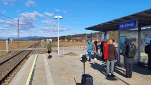 So wie hier in Bad Blumau sind zahlreiche Eisenbahnkreuzungen entlang der Thermenbahn nicht ...