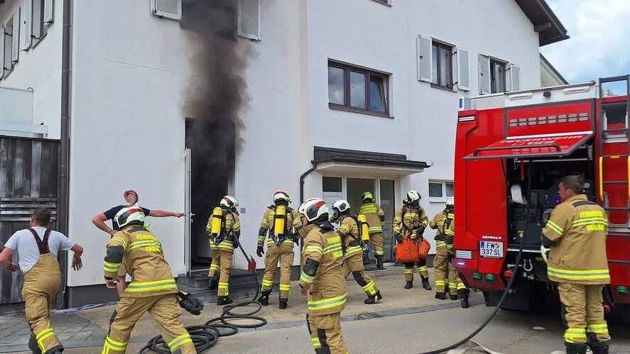 Die Feuerwehr rückte mit einem Atemschutztrupp aus.