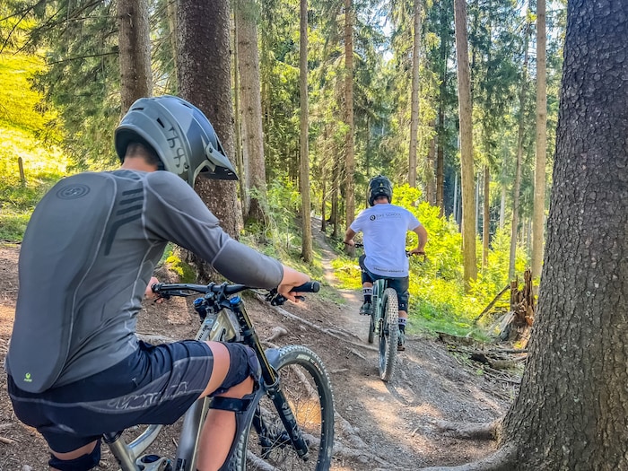 Im Bikepark geht es auch durch den Wald: Leogang punktet mit weit herum einzigartiger Infrastruktur für die Biker. 