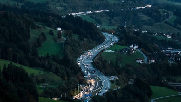 Staus auf der A10 werden auch in den kommenden Jahren unaus- weichlich sein. Ab 2027 starten die Sanierungen in den beiden größten Tunnel in Richtung Süden. Diese dauern ungefähr sechs Jahre.