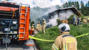 Mehr als 50 Feuerwehrleute rückten an. (Bild: BFV-IL/Pernsteiner, Krone KREATIV)