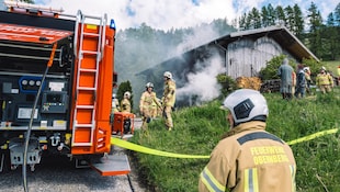 Mehr als 50 Feuerwehrleute rückten an. (Bild: BFV-IL/Pernsteiner, Krone KREATIV)