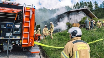 Mehr als 50 Feuerwehrleute rückten an. (Bild: BFV-IL/Pernsteiner, Krone KREATIV)