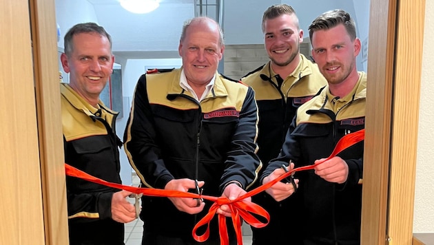 Kommandant-Stv. Martin Lechner, Abschnittskommandant Peter Ostermann, Kassier Matthias Brem und Kommandant Marco Ludl (v.l.) bei der Wiedereröffnung des Kommandoraums der Feuerwehr Münster.