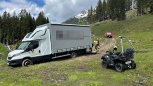 Der Kleinlastwagen blieb auf dem Weg am Fuß des Hochkönigs stecken. (Bild: FF Dienten, Krone KREATIV)