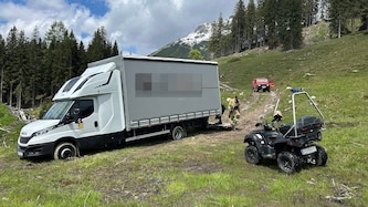 Der Kleinlastwagen blieb auf dem Weg am Fuß des Hochkönigs stecken. (Bild: FF Dienten, Krone KREATIV)