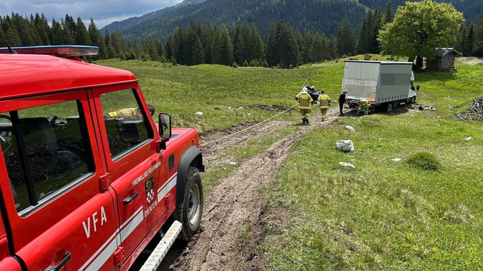 Feuerwehr und private Traktoren bargen das Fahrzeug.