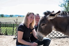 Daniela Maleschek heißt alle willkommen – von zarten Vogelbabys über stolze Hähne bis hin zu selbstbewussten Eselchen. (Bild: Molnar Attila)