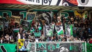 Die Ried-Fans dürfen heute offiziell den Rasen stürmen und damit zertrampeln. (Bild: Pressefoto Scharinger/Daniel Scharinger)