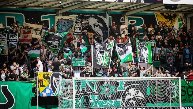 Die Ried-Fans dürfen heute offiziell den Rasen stürmen und damit zertrampeln.