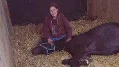 Tamara Binder beim Kuscheln mit einem der Pferde