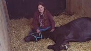 Tamara Binder beim Kuscheln mit einem der Pferde