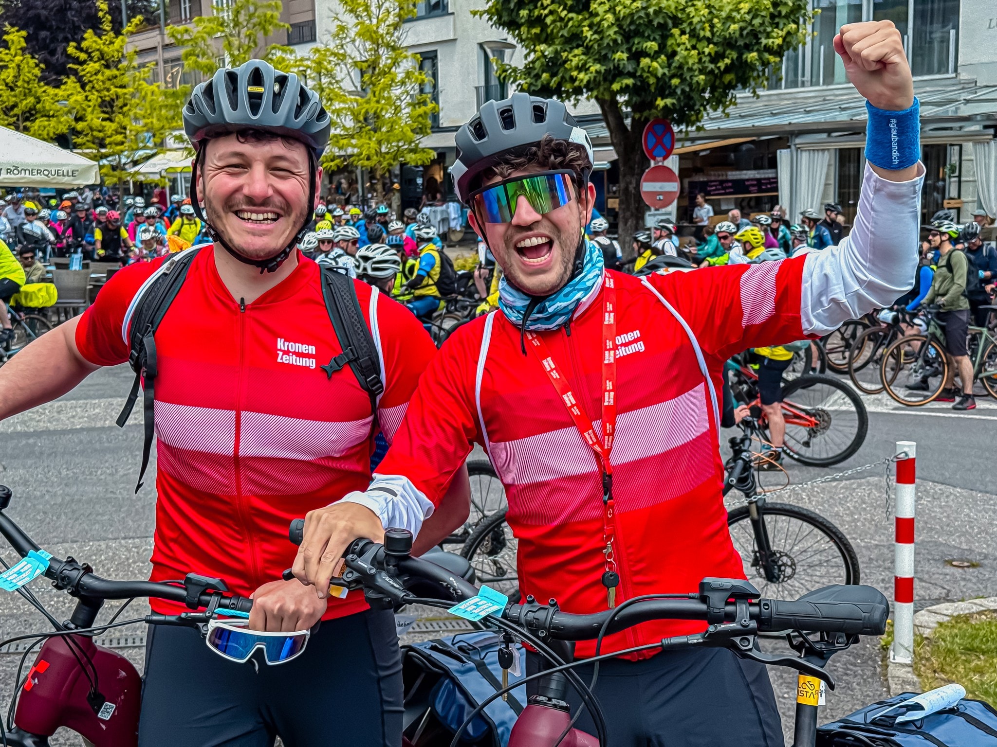 Markus und Giorgio im „Krone“-Radoutfit – gibt’s in der „Krone“-Vorteilswelt. (Bild: Wallner Hannes) Markus und Giorgio im „Krone“-Radoutfit – gibt’s in der „Krone“-Vorteilswelt. (Bild: Wallner Hannes)