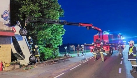 Ein ungewöhnliches Bild: Während der Bergung des Unfallautos durch die Feuerwehr war die Landesstraße 1,5 Stunden lang gesperrt.  (Bild: FF Mogersdorf)