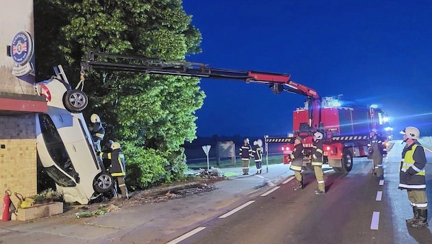 Ein ungewöhnliches Bild: Während der Bergung des Unfallautos durch die Feuerwehr war die Landesstraße 1,5 Stunden lang gesperrt. 