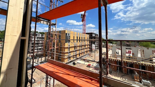 Die Arbeiten laufen nach Plan. Bei mehreren Bauteilen läuft bereits der Innenausbau und die technische Gebäudeausstattung wird schon installiert.