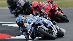 Alex Marquez gewann vor Bruder Marc. (Bild: AFP/ADRIAN DENNIS)