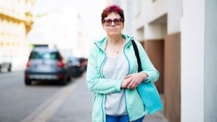 Die von Armut betroffene Mindestpensionistin Ina R. (62) hat die Erziehung von fünf Kindern einem Job vorgezogen. (Bild: Eva Manhart)