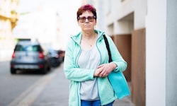 Die von Armut betroffene Mindestpensionistin Ina R. (62) hat die Erziehung von fünf Kindern ...