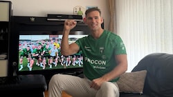 Denis Berisha jubelte auf der Couch über den Meistertitel. (Bild: Privat)