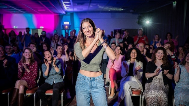 Christiane Ischep beim Speaker Slam, also einem Rednerwettstreit, in Wiesbaden: Das erste Mal stand sie auf so einer großen Bühne – und fliegt nun nach New York zu einem Speaker Slam.