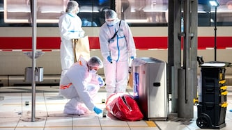 18 Menschen wurden bei einem Messerangriff im Hamburger Hauptbahnhof verletzt. Eine Frau wurde festgenommen. Sie ist wohl psychisch krank. (Bild: EPA/DANIEL BOCKWOLDT)