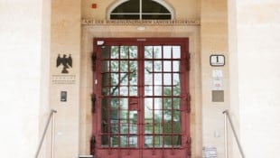 Die Exekutive musste Freitag gegen 16 Uhr die Zufahrten zum Landhaus in Eisenstadt blockieren.