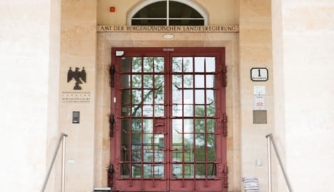 Die Exekutive musste Freitag gegen 16 Uhr die Zufahrten zum Landhaus in Eisenstadt blockieren. (Bild: APA/GEORG HOCHMUTH)