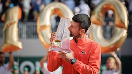 Novak Djokovic nach seinem 100. Turniersieg. (Bild: AFP/VALENTIN FLAURAUD)