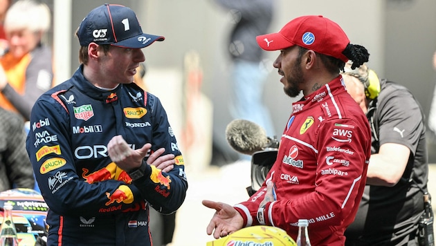 Lewis Hamilton (rechts) wurde nach einem Zwischenfall mit Max Verstappen mit einer Strafe belegt. 
