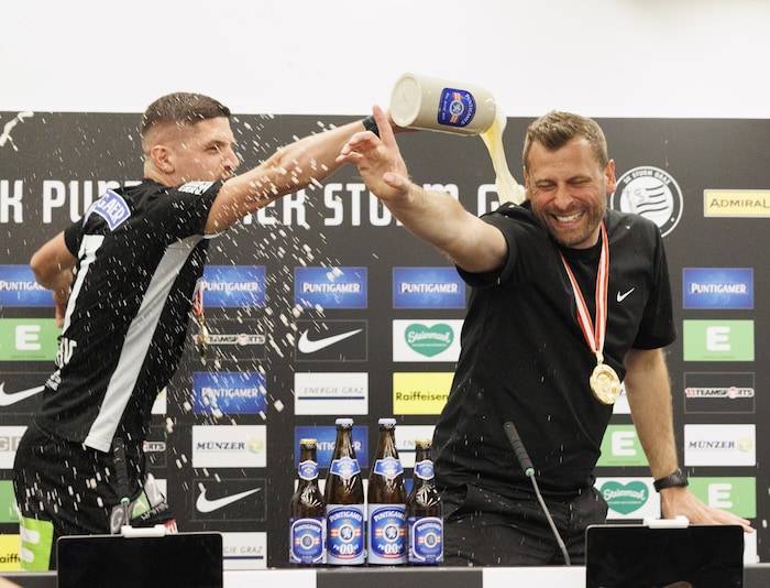 Bierdusche für Jürgen Säumel