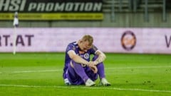 Austria Klagenfurts Florian Jaritz am Boden – er muss zusehen, wie seine Kollegen von Bord gehen ...