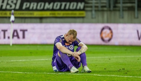 Austria Klagenfurts Florian Jaritz am Boden – er muss zusehen, wie seine Kollegen von Bord gehen ...