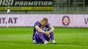 Austria Klagenfurts Florian Jaritz am Boden – er muss zusehen, wie seine Kollegen von Bord gehen ...