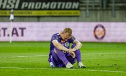 Austria Klagenfurts Florian Jaritz am Boden – er muss zusehen, wie seine Kollegen von Bord gehen ...